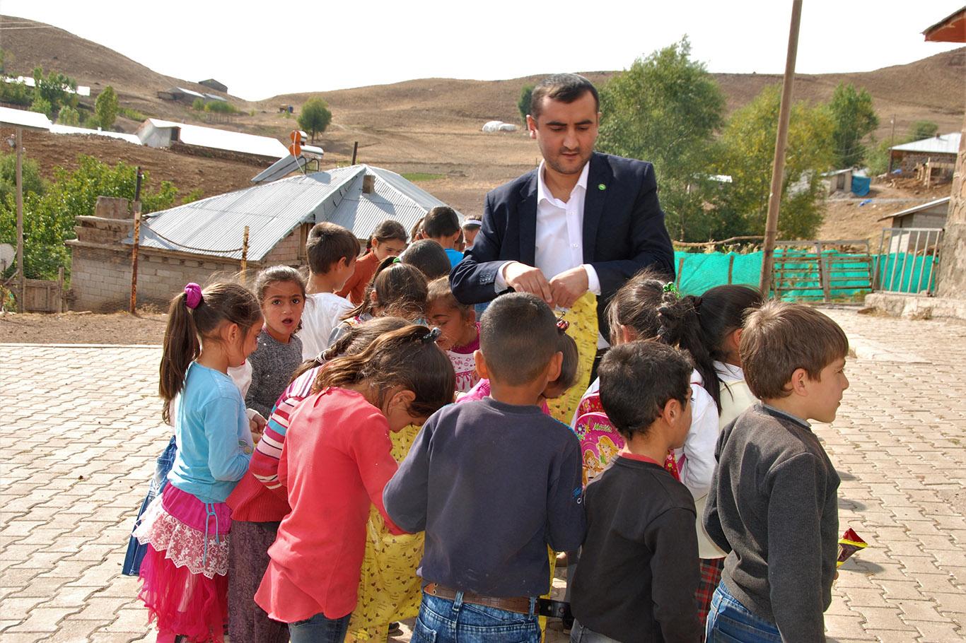 Yüzlerce çocuğa kırtasiye yardımı yapıldı 